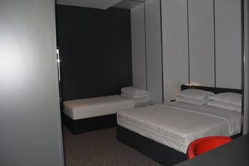 Фото номера Трехместный номер с балконом Отель Kent Hotel г. Кобулети 2