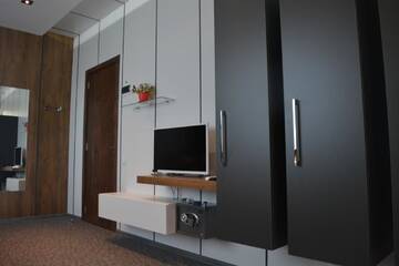 Фото номера Трехместный номер с балконом Отель Kent Hotel г. Кобулети 8