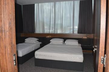 Фото номера Трехместный номер с балконом Отель Kent Hotel г. Кобулети 2