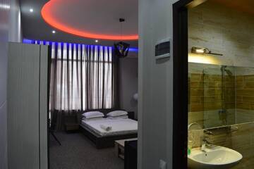 Фото номера Трехместный номер Делюкс с видом на море Отель Kent Hotel г. Кобулети 3