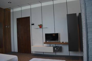 Фото номера Трехместный номер с балконом Отель Kent Hotel г. Кобулети 4