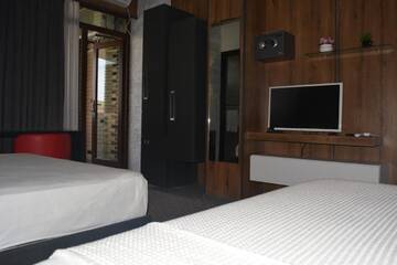 Фото номера Трехместный номер с балконом Отель Kent Hotel г. Кобулети 3