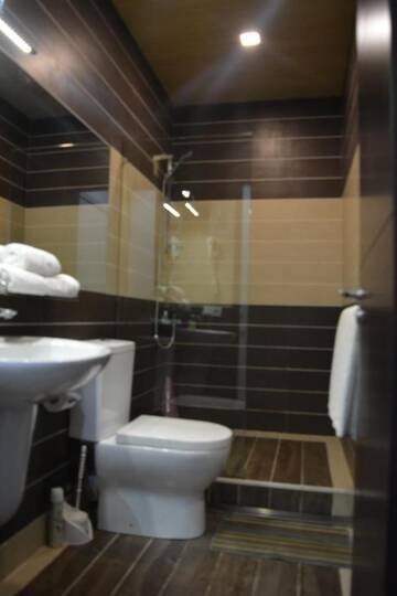 Фото номера Улучшенный трехместный номер Отель Kent Hotel г. Кобулети 2