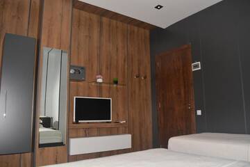 Фото номера Трехместный номер с балконом Отель Kent Hotel г. Кобулети 4