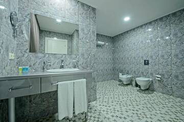 Фото номера Семейный люкс Отель Castello Mare Hotel&amp;Wellness Resort г. Кобулети 5