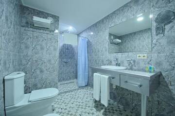 Фото номера Семейный люкс Отель Castello Mare Hotel&amp;Wellness Resort г. Кобулети 6