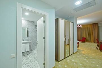 Фото номера Семейный люкс Отель Castello Mare Hotel&amp;Wellness Resort г. Кобулети 3