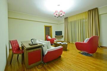 Фото номера Семейный люкс Отель Castello Mare Hotel&amp;Wellness Resort г. Кобулети 4