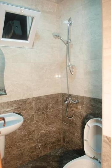 Фото номера Трехместный номер с ванной комнатой Гостевой дом Guest House Rustaveli г. Кобулети 14