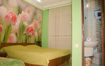 Фото номера Трехместный номер с ванной комнатой Гостевой дом Guest House Rustaveli г. Кобулети 7