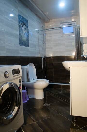 Фото номера Трехместный номер с ванной комнатой Гостевой дом Guest House Rustaveli г. Кобулети 4