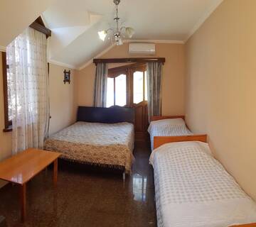 Фото номера Стандартный трехместный номер Гостевой дом Guest House Rustaveli г. Кобулети 2