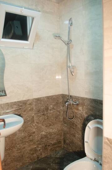 Фото номера Трехместный номер с ванной комнатой Гостевой дом Guest House Rustaveli г. Кобулети 9