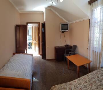 Фото номера Стандартный трехместный номер Гостевой дом Guest House Rustaveli г. Кобулети 3
