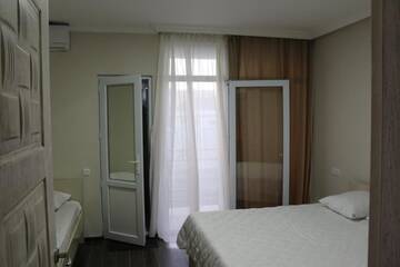 Фото номера Трехместный номер «Комфорт» с душем Гостевой дом Guest House Kobuleti on Aghmashenebeli г. Кобулети 9