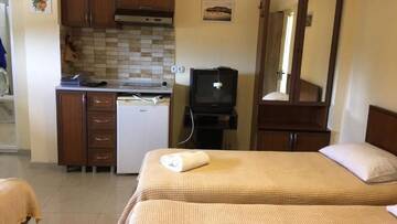 Фото номера Семейный номер-студио Отели эконом-класса Kobuleti Beach Hotel г. Кобулети 3