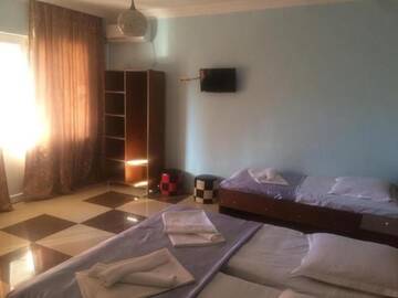 Фото номера Трехместный номер Гостевой дом GIO 350 г. Кобулети 4