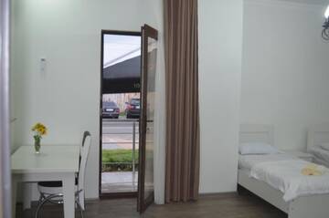 Фото номера Стандартный четырехместный номер Отель Lia Guest House г. Кобулети 6