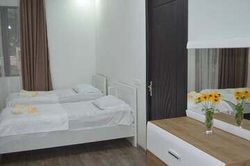 Фото номера Стандартный четырехместный номер Отель Lia Guest House г. Кобулети 3