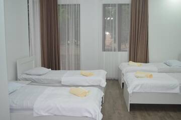 Фото номера Стандартный четырехместный номер Отель Lia Guest House г. Кобулети 4