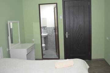 Фото номера Трехместный номер Отель Lia Guest House г. Кобулети 4