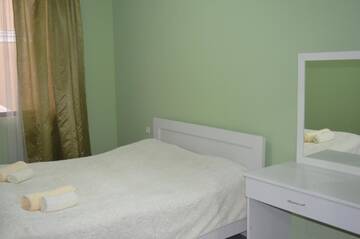 Фото номера Трехместный номер Отель Lia Guest House г. Кобулети 6