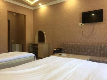 Фото номера Трехместный номер с балконом Отель Hotel BellMar г. Кобулети 6