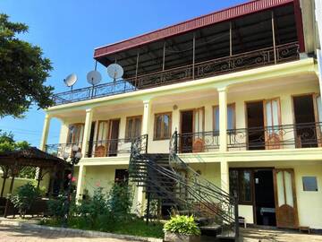 Фото Гостевой дом Yellow House г. Кобулети 2