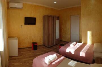 Фото номера Двухместный номер с 2 отдельными кроватями и балконом Отель Guest House MARINA г. Кобулети 10