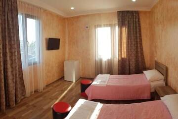 Фото номера Двухместный номер с 2 отдельными кроватями и балконом Отель Guest House MARINA г. Кобулети 11