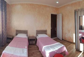 Фото номера Двухместный номер с 2 отдельными кроватями и балконом Отель Guest House MARINA г. Кобулети 13