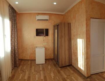 Фото номера Двухместный номер с 2 отдельными кроватями и балконом Отель Guest House MARINA г. Кобулети 14