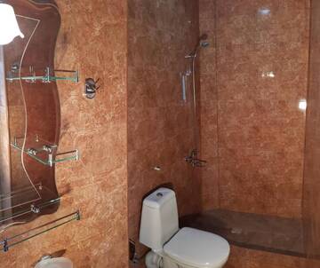 Фото номера Двухместный номер с 2 отдельными кроватями и балконом Отель Guest House MARINA г. Кобулети 5