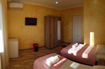 Фото номера Двухместный номер с 2 отдельными кроватями и балконом Отель Guest House MARINA г. Кобулети 3