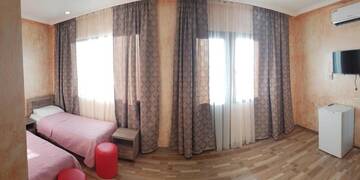 Фото номера Двухместный номер с 2 отдельными кроватями и балконом Отель Guest House MARINA г. Кобулети 6