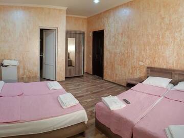 Фото номера Четырехместный номер с балконом Отель Guest House MARINA г. Кобулети 2