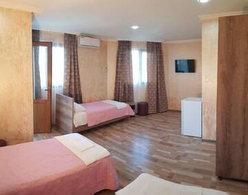Фото номера Трехместный номер с балконом Отель Guest House MARINA г. Кобулети 2