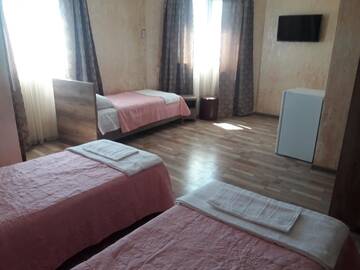 Фото номера Трехместный номер с балконом Отель Guest House MARINA г. Кобулети 4