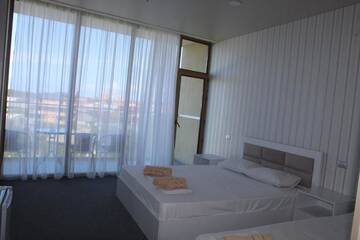 Фото номера Трехместный номер Отель Comfort Inn г. Кобулети 28