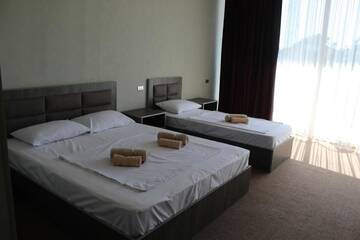Фото номера Трехместный номер Отель Comfort Inn г. Кобулети 34