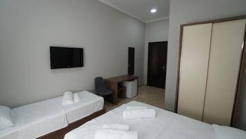 Фото номера Трехместный номер с балконом Отель hotel horizon г. Кобулети 11