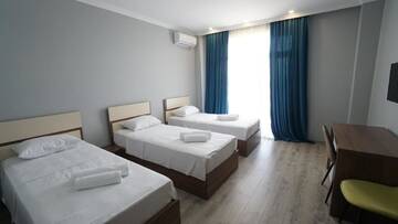 Фото номера Трехместный номер с балконом Отель hotel horizon г. Кобулети 10