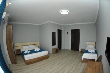 Фото номера Трехместный номер с балконом Отель hotel horizon г. Кобулети 6