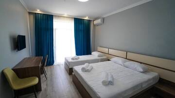 Фото номера Трехместный номер с балконом Отель hotel horizon г. Кобулети 7