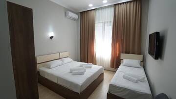 Фото номера Трехместный номер с балконом Отель hotel horizon г. Кобулети 7