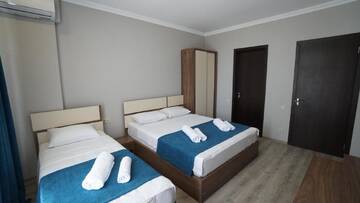 Фото номера Трехместный номер с балконом Отель hotel horizon г. Кобулети 4