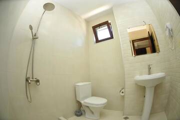 Фото номера Трехместный номер с балконом Отель hotel horizon г. Кобулети 9