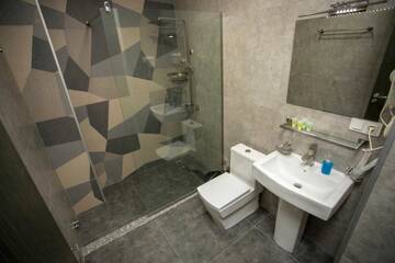 Фото номера Трехместный номер с террасой Отель Hotel Nobilis Hall г. Кобулети 4