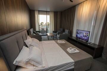Фото номера Трехместный номер с террасой Отель Hotel Nobilis Hall г. Кобулети 3