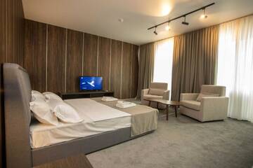 Фото номера Четырехместный номер с террасой Отель Hotel Nobilis Hall г. Кобулети 4